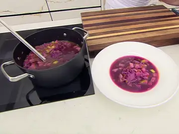Un plato sano y sencillo de Karlos Arguiñano: sopa de col lombarda