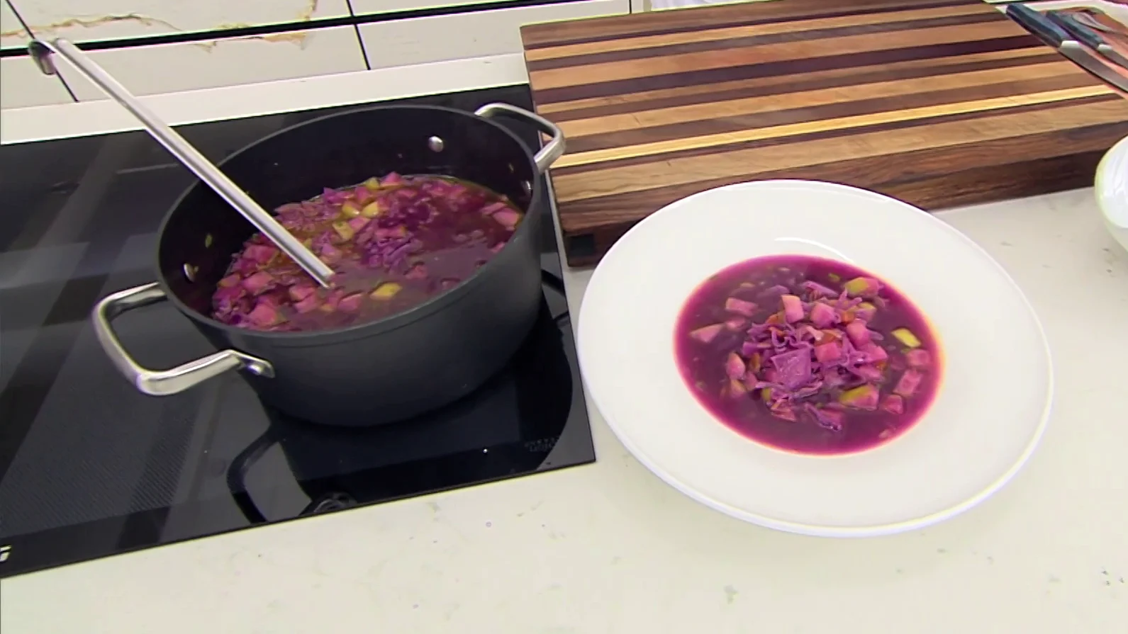 Un plato sano y sencillo de Karlos Argui&ntilde;ano: sopa de col lombarda