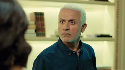 Şahika le insinúa a Halit que Yildiz ha rehecho su vida… ¡Y él se pone furioso! Şahika le insinúa a Halit que Yildiz ha rehecho su vida… ¡Y él se pone furioso!