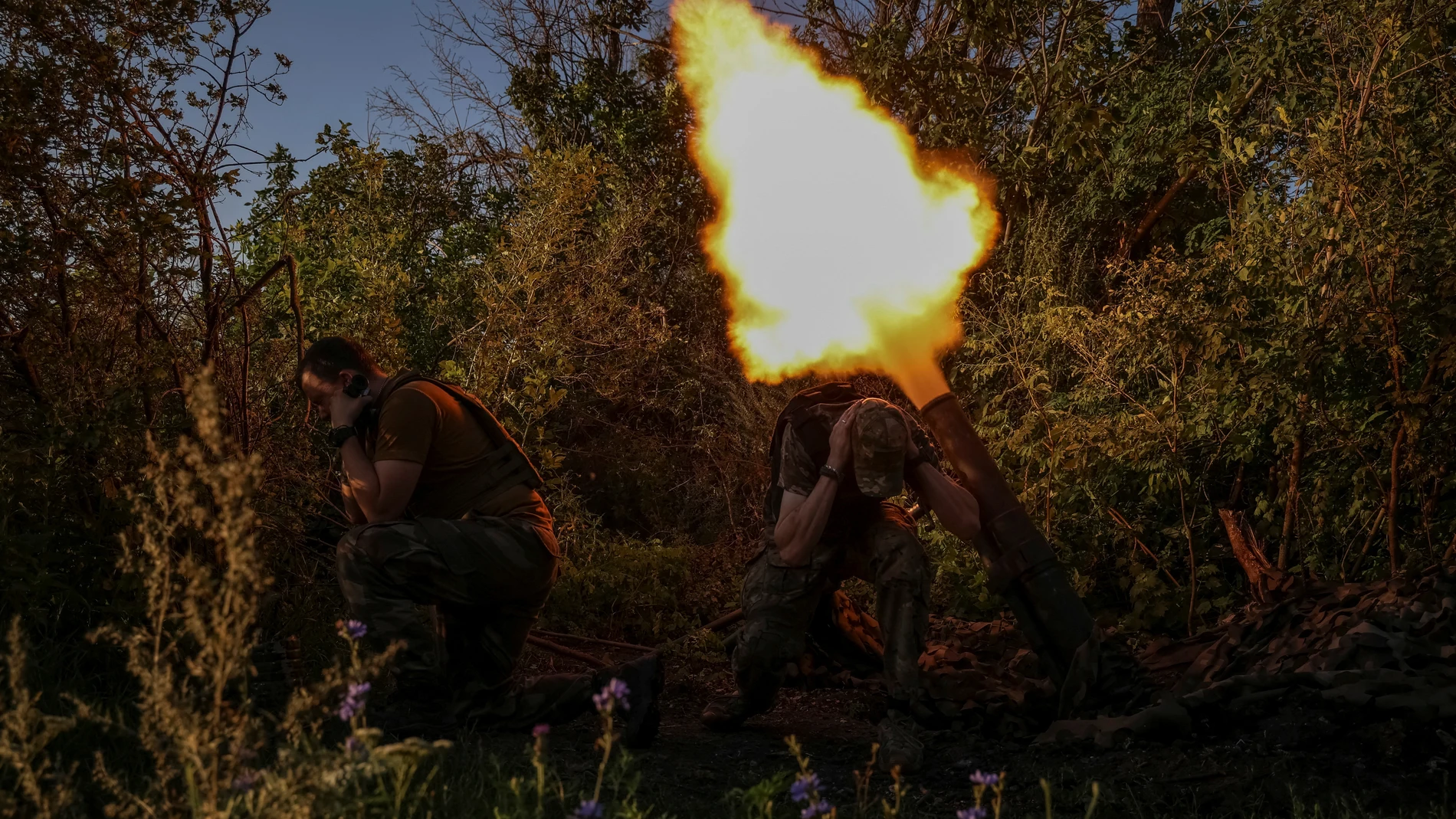Ucranianos disparan un mortero contra posiciones rusas en una línea del frente en Bajmut