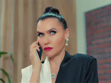 Ender escucha por primera vez la voz del misterioso jefe de Şahika, ¿descubrirá qué es lo que planean? Ender escucha por primera vez la voz del misterioso jefe de Şahika, ¿descubrirá qué es lo que planean?