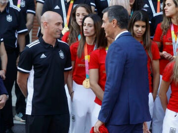 Imagen de archivo del presidente del Gobierno en funciones, Pedro Sánchez (d), y del presidente suspendido de la Federación Española de Fútbol (RFEF), Luis Rubiales