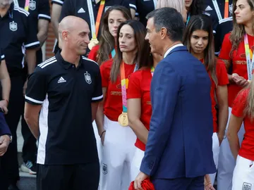 Imagen de archivo del presidente del Gobierno en funciones, Pedro Sánchez (d), y del presidente suspendido de la Federación Española de Fútbol (RFEF), Luis Rubiales Imagen de archivo del presidente del Gobierno en funciones, Pedro Sánchez (d), y del presidente suspendido de la Federación Española de Fútbol (RFEF), Luis Rubiales