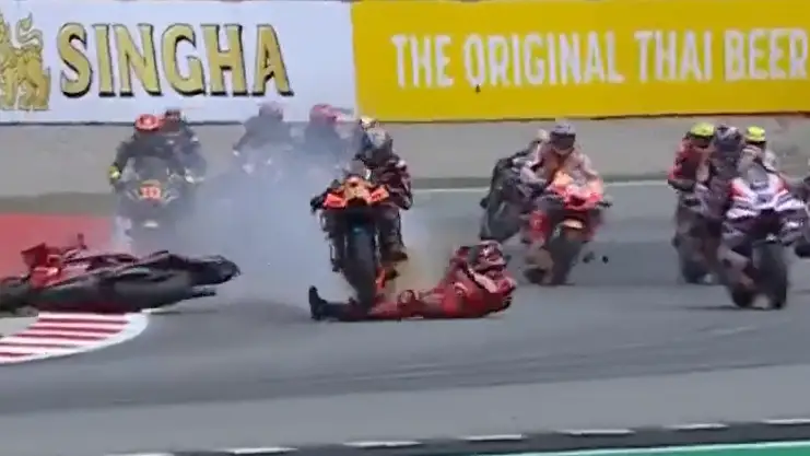 Una moto atropella las piernas del l&iacute;der del Mundial, Pecco Bagnaia