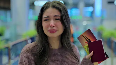 La familia de Parla le ayuda a escapar... ¡Pero Ilgaz la detiene en el aeropuerto! La familia de Parla le ayuda a escapar... ¡Pero Ilgaz la detiene en el aeropuerto!