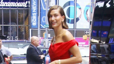Cómo conseguir el 'strawberry makeup look' que Hailey Bieber ha puesto de moda 