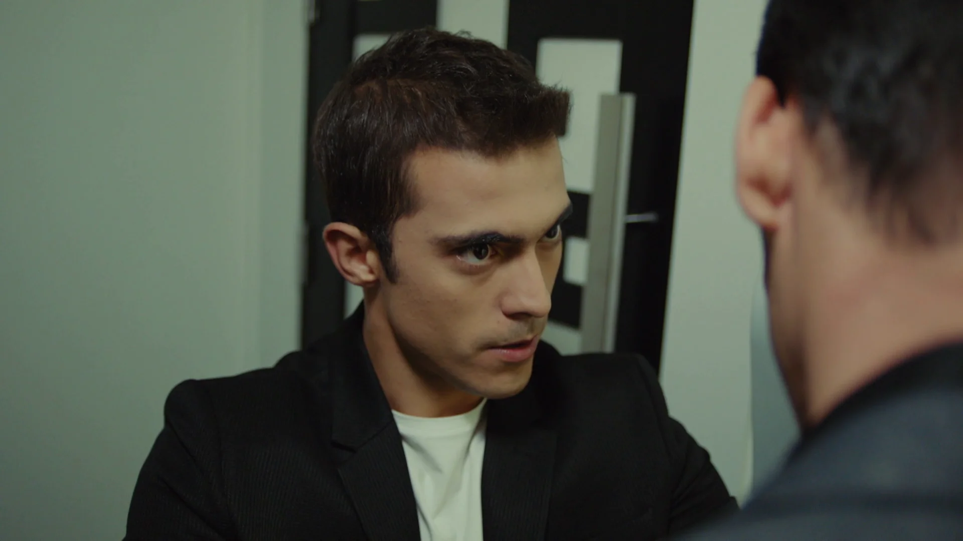 Yigit amenaza al amigo de Lila&hellip; &iquest;se estar&aacute; enamorando realmente de ella? 