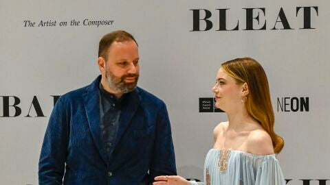 El director Yorgos Lanthimos y Emma Stone