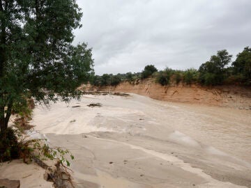 Imagen del río de barro originado en los alrededores de Aldea del Fresno en Madrid por la DANA