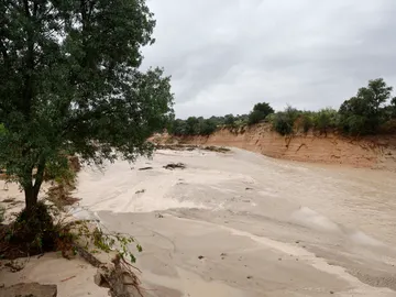 Imagen del río de barro originado en los alrededores de Aldea del Fresno en Madrid por la DANA Imagen del río de barro originado en los alrededores de Aldea del Fresno en Madrid por la DANA
