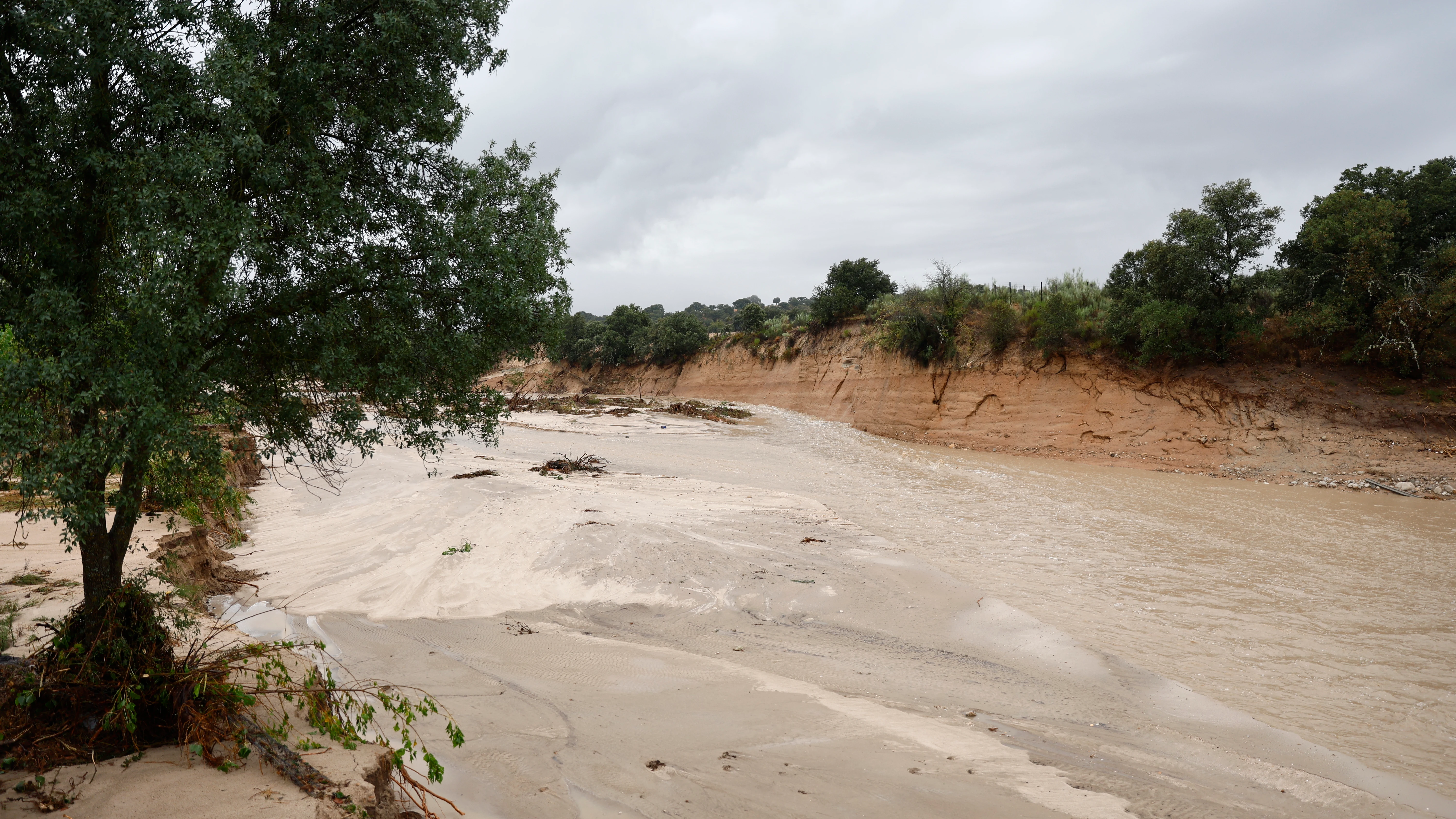 Imagen del río de barro originado en los alrededores de Aldea del Fresno en Madrid por la DANA Imagen del río de barro originado en los alrededores de Aldea del Fresno en Madrid por la DANA