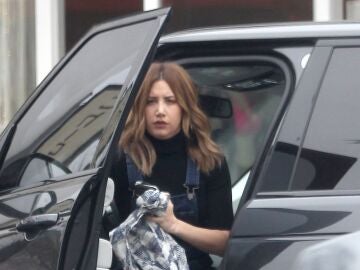 Ashley Tisdale bajando del coche en el barrio de Studio City, en Los Angeles