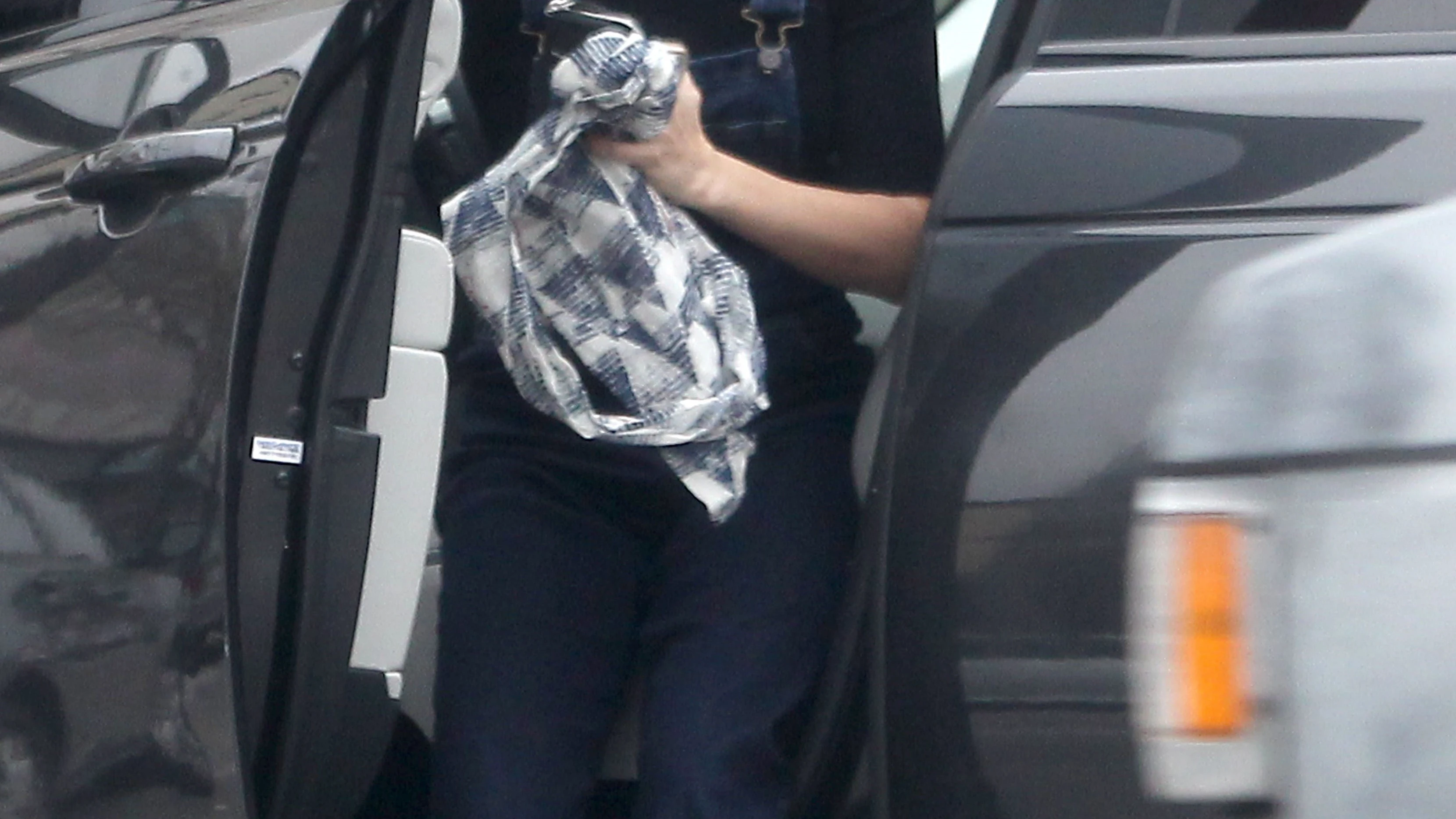 Ashley Tisdale bajando del coche en el barrio de Studio City, en Los Angeles Ashley Tisdale bajando del coche en el barrio de Studio City, en Los Angeles