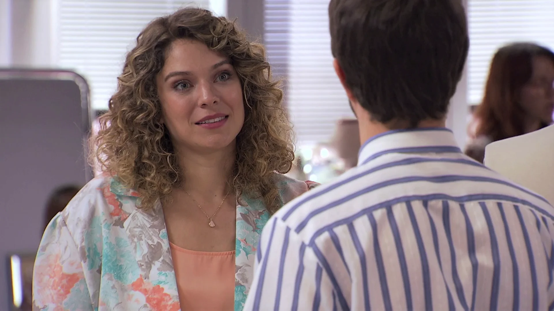 ¿Una primera cita?: la invitación de Román deja sin palabras a Lola ¿Una primera cita?: la invitación de Román deja sin palabras a Lola