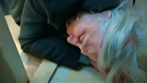 Şevval empuja a Sevgi y la encierra en un sótano: “Quédate aquí y muérete” Şevval empuja a Sevgi y la encierra en un sótano: “Quédate aquí y muérete”