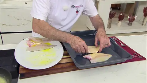 Pon las doradas en la bandeja del horno Pon las doradas en la bandeja del horno