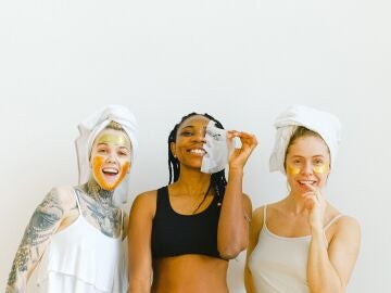 Mujeres cuidando la piel de su rostro