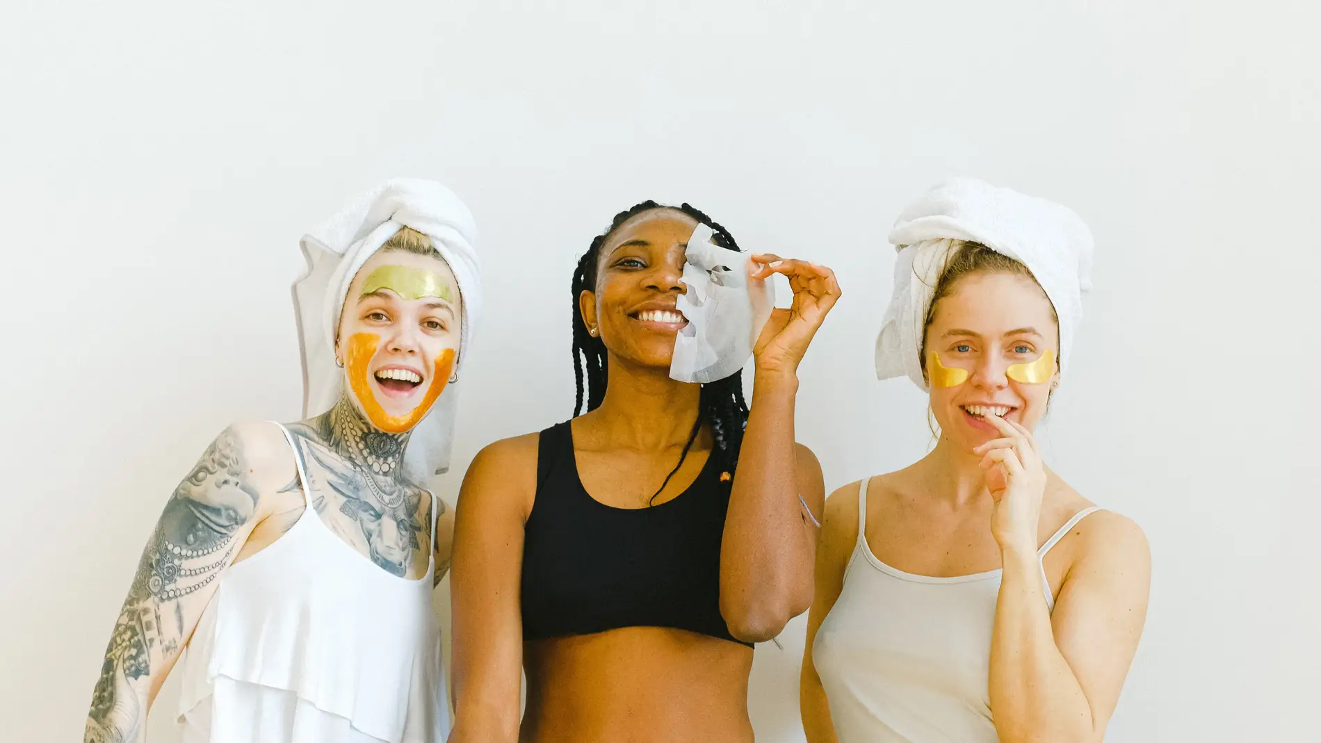 Mujeres cuidando la piel de su rostro