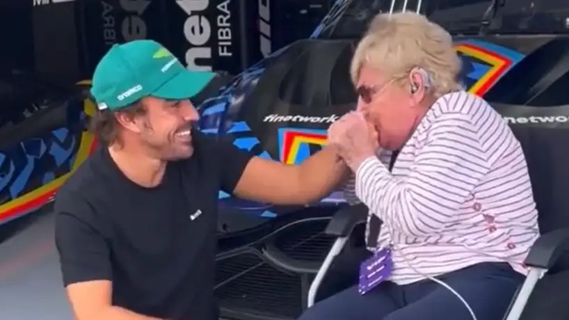 Fernando Alonso y Paqui, una seguidora de 93 años Fernando Alonso y Paqui, una seguidora de 93 años