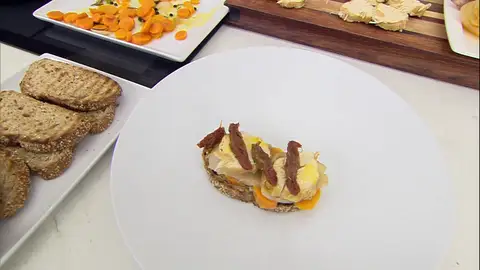 Aperitivo o plato principal, ¿cómo prefieres la receta de tosta de pollo en escabeche de Karlos Arguiñano? Aperitivo o plato principal, ¿cómo prefieres la receta de tosta de pollo en escabeche de Karlos Arguiñano?