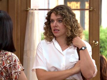 Manolita sugiere a Lola que se marche a Manchester