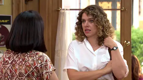 Manolita sugiere a Lola que se marche a Manchester Manolita sugiere a Lola que se marche a Manchester