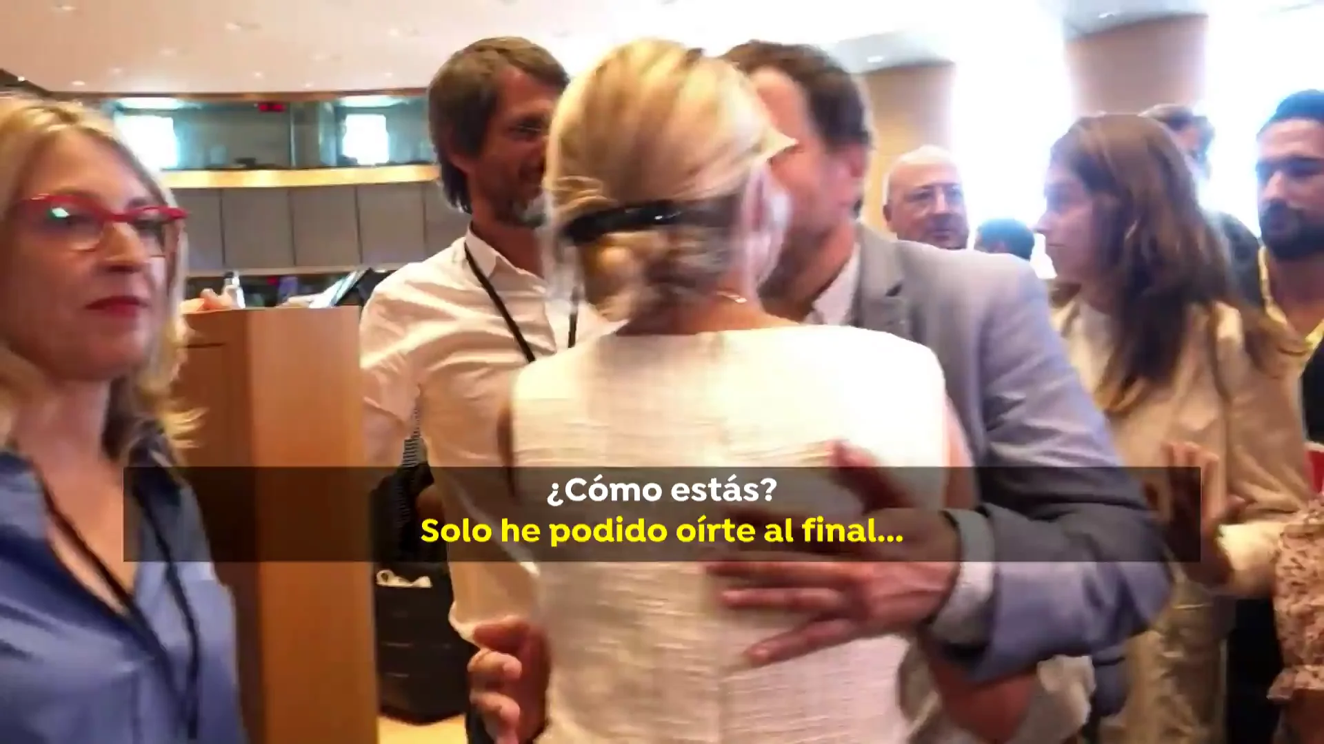El saludo entre Yolanda Díaz y Toni Comín El saludo entre Yolanda Díaz y Toni Comín