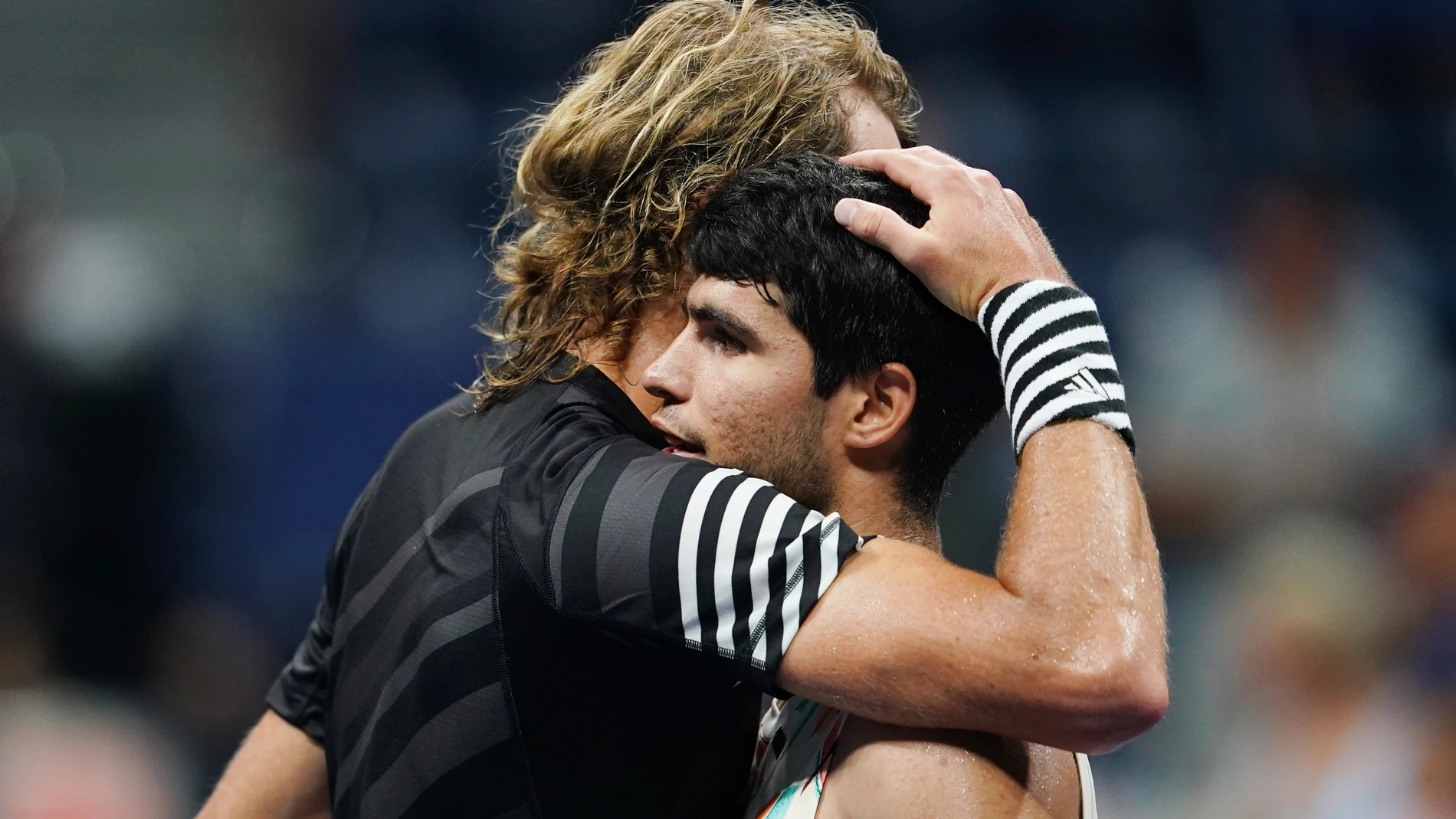 El saludo de Carlos Alcaraz y Alexander Zverev tras su duelo de cuartos de final en el US Open