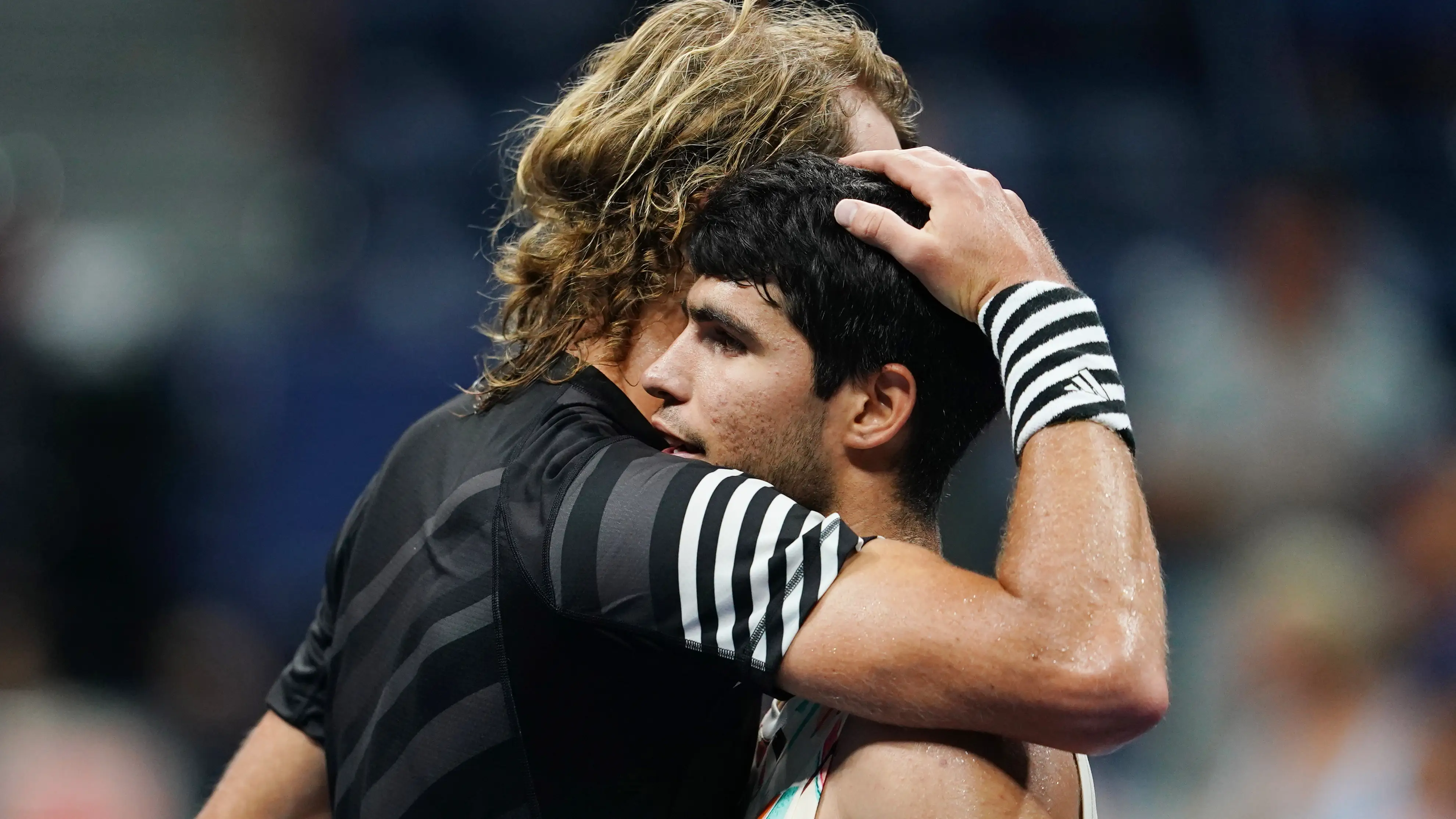 El saludo de Carlos Alcaraz y Alexander Zverev tras su duelo de cuartos de final en el US Open El saludo de Carlos Alcaraz y Alexander Zverev tras su duelo de cuartos de final en el US Open