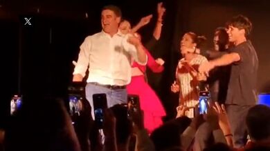 Jesulín de Ubrique se arranca a cantar su gran éxito musical para animar a unos entregados amigos
