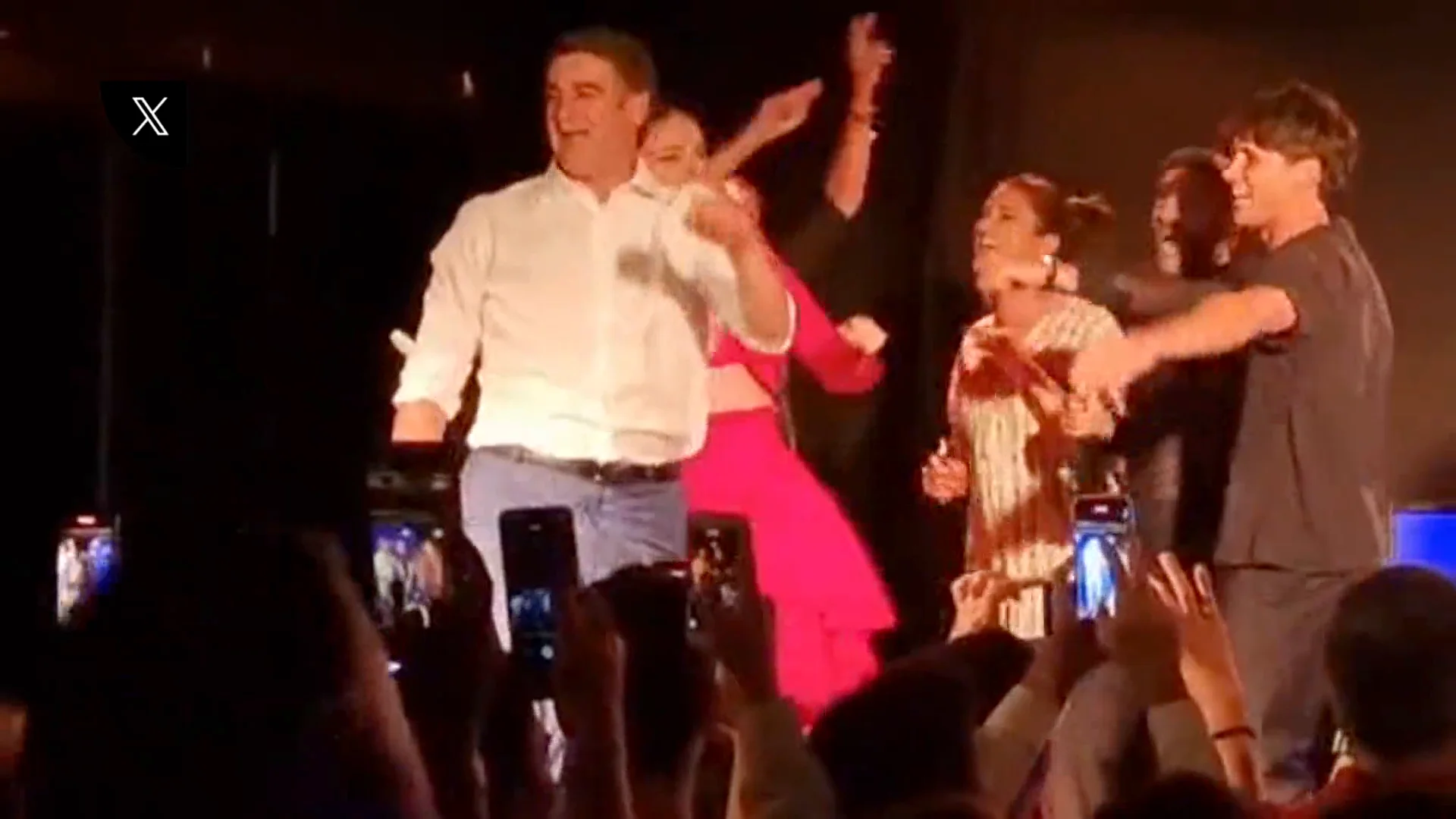 Jesulín de Ubrique se arranca a cantar su gran éxito musical para animar a unos entregados amigos Jesulín de Ubrique se arranca a cantar su gran éxito musical para animar a unos entregados amigos