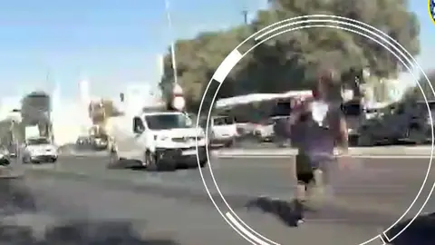 Momento en el que la Policía persigue a un delincuente en Sevilla Momento en el que la Policía persigue a un delincuente en Sevilla