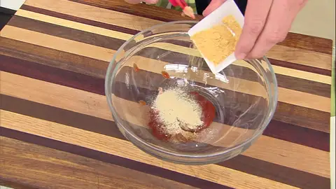 Mezclar el ketchup, comino, pimentón ahumado Mezclar el ketchup, comino, pimentón ahumado