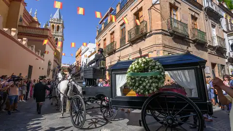 El féretro de la artista María Jiménez, trasladado en coche de caballos desde la capilla ardiente instalada en el ayuntamiento de Sevilla El féretro de la artista María Jiménez, trasladado en coche de caballos desde la capilla ardiente instalada en el ayuntamiento de Sevilla