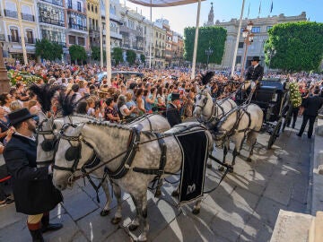El coche de caballos que traslada el féretro de María Jiménez