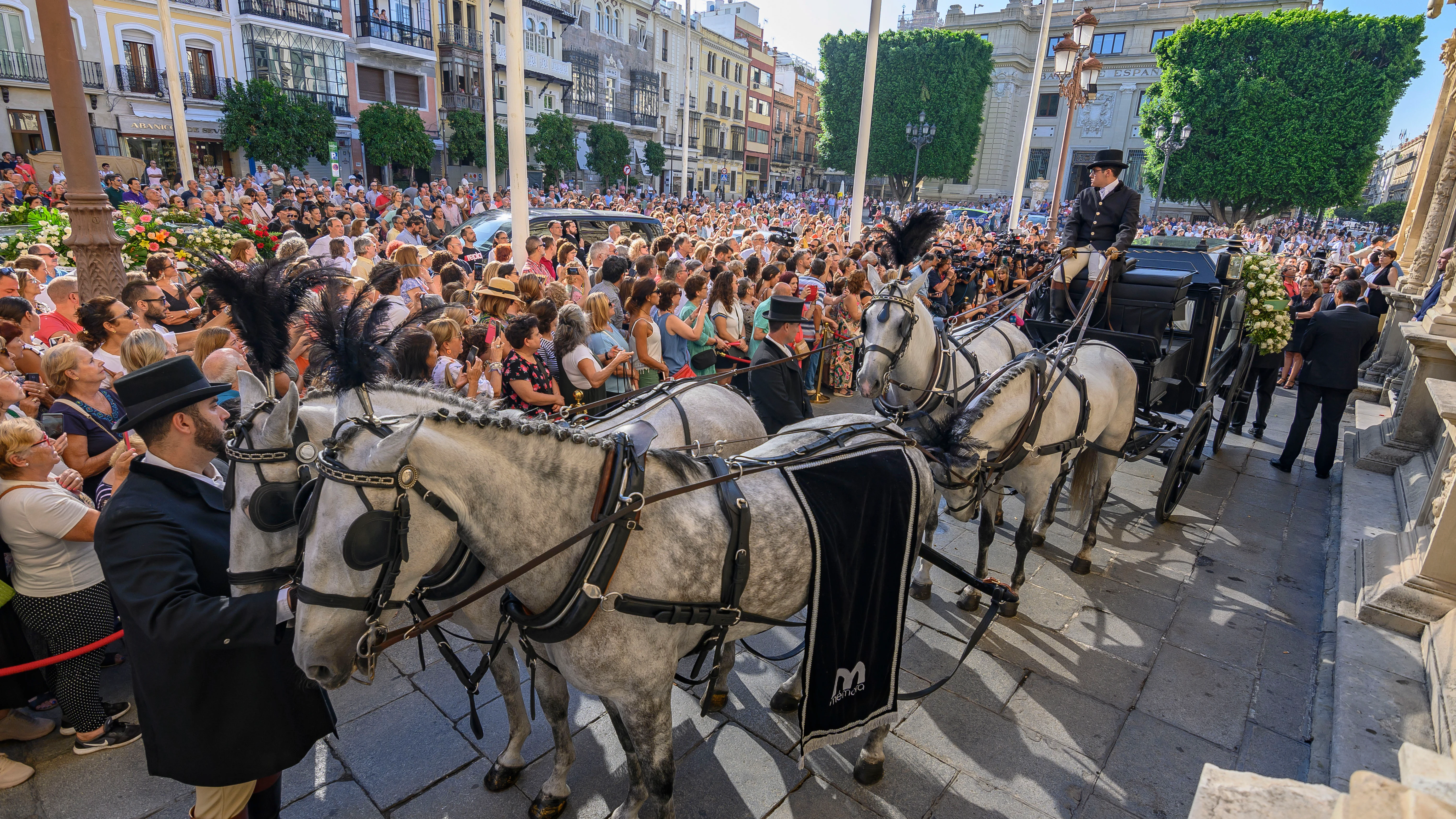 El coche de caballos que traslada el f&eacute;retro de Mar&iacute;a Jim&eacute;nez
