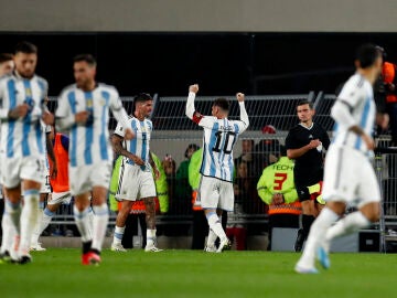Leo Messi celebra su gol ante Ecuador
