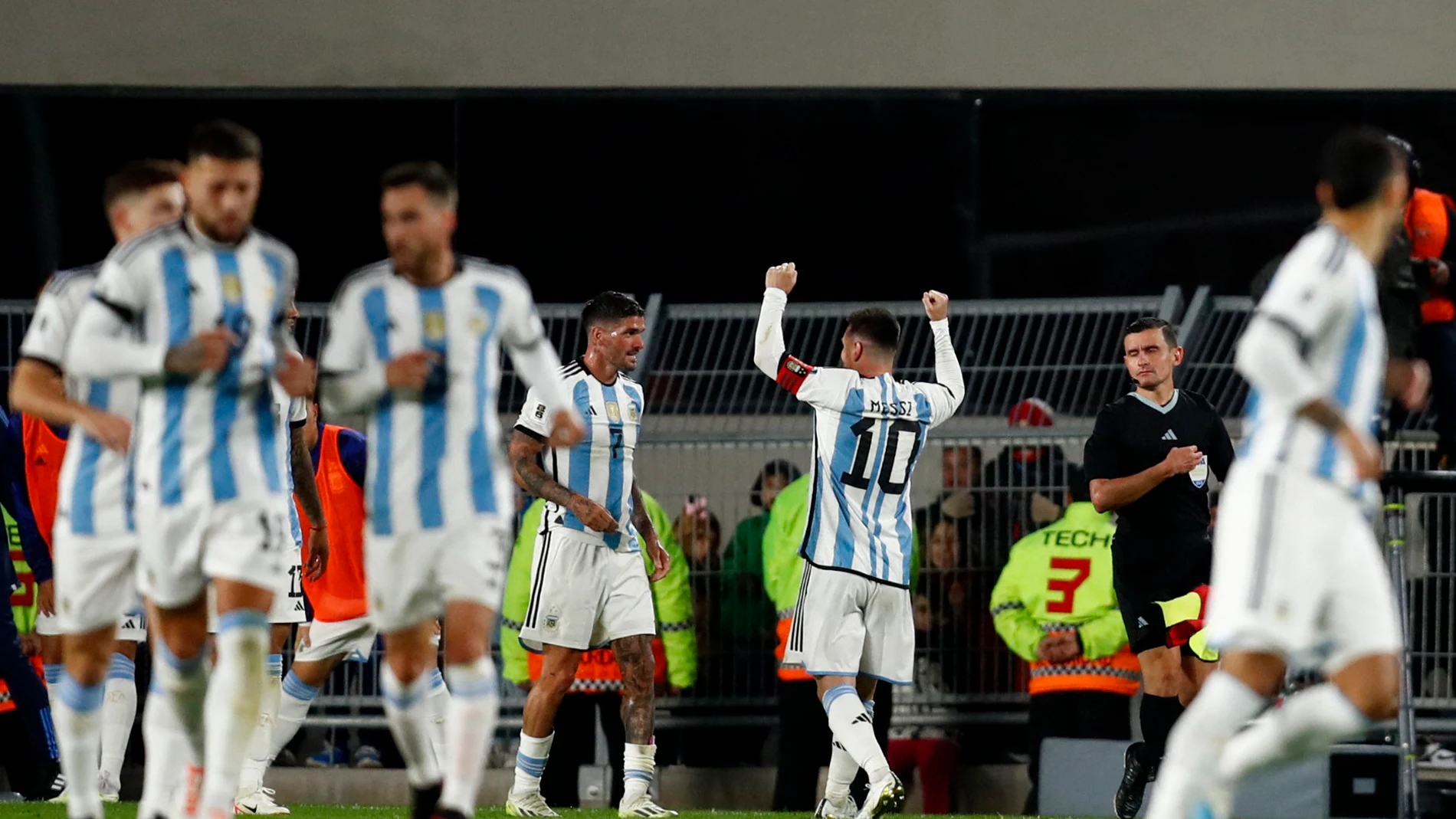 Leo Messi celebra su gol ante Ecuador