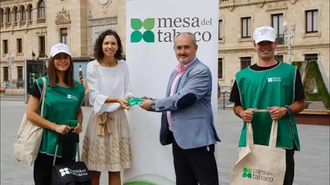La entrega de los ceniceros La entrega de los ceniceros