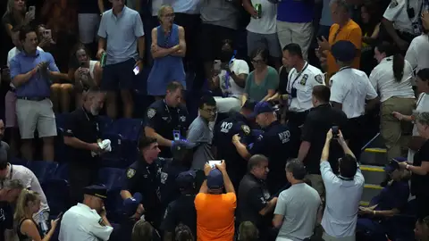 Momento en el que la policía desaloja al activista de la Arthur Ashe Momento en el que la policía desaloja al activista de la Arthur Ashe