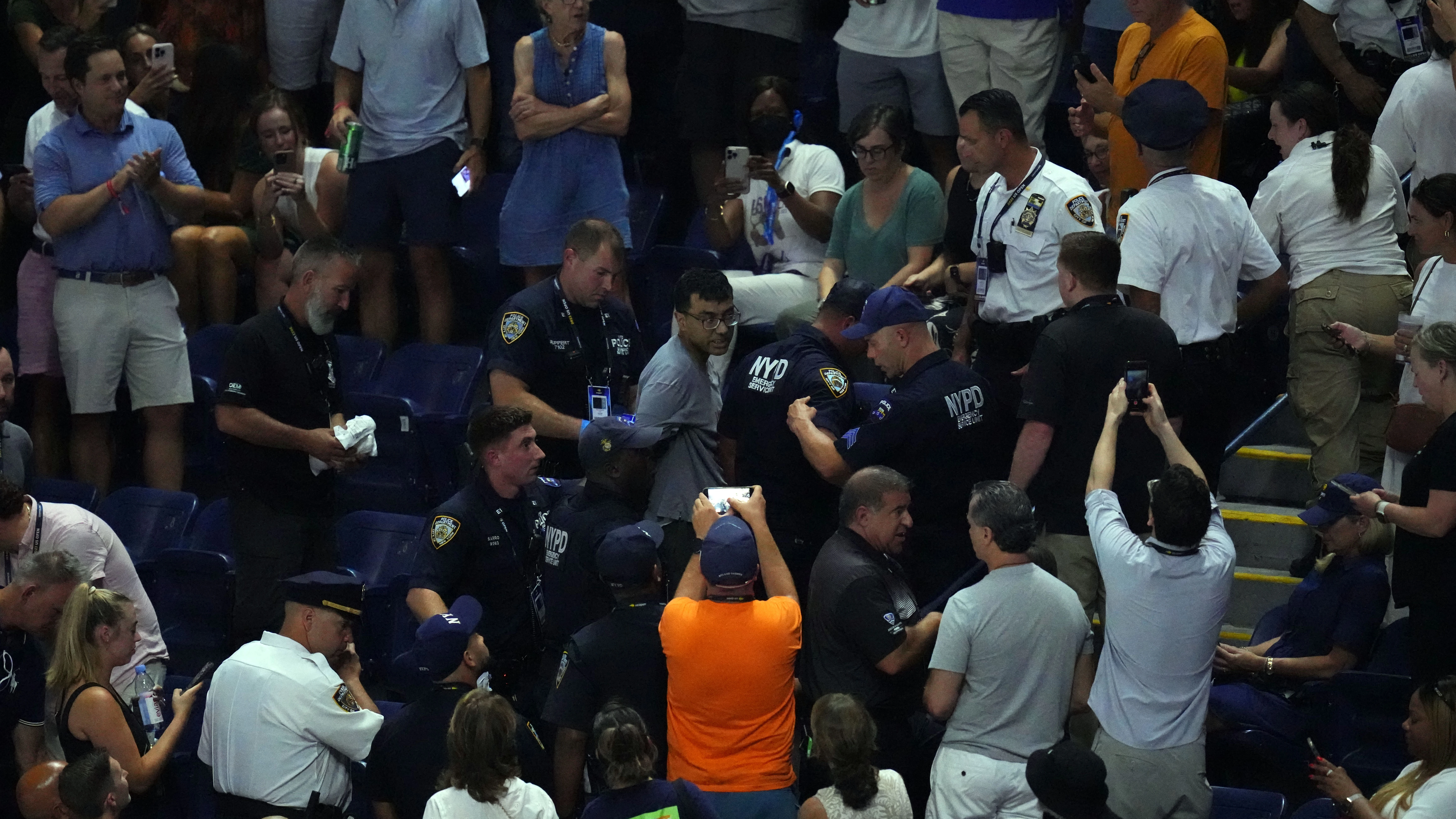 Momento en el que la policía desaloja al activista de la Arthur Ashe Momento en el que la policía desaloja al activista de la Arthur Ashe