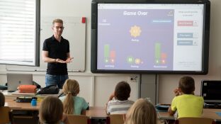 Profesor dando clase