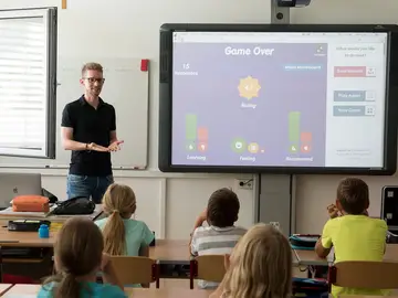 Profesor dando clase Profesor dando clase
