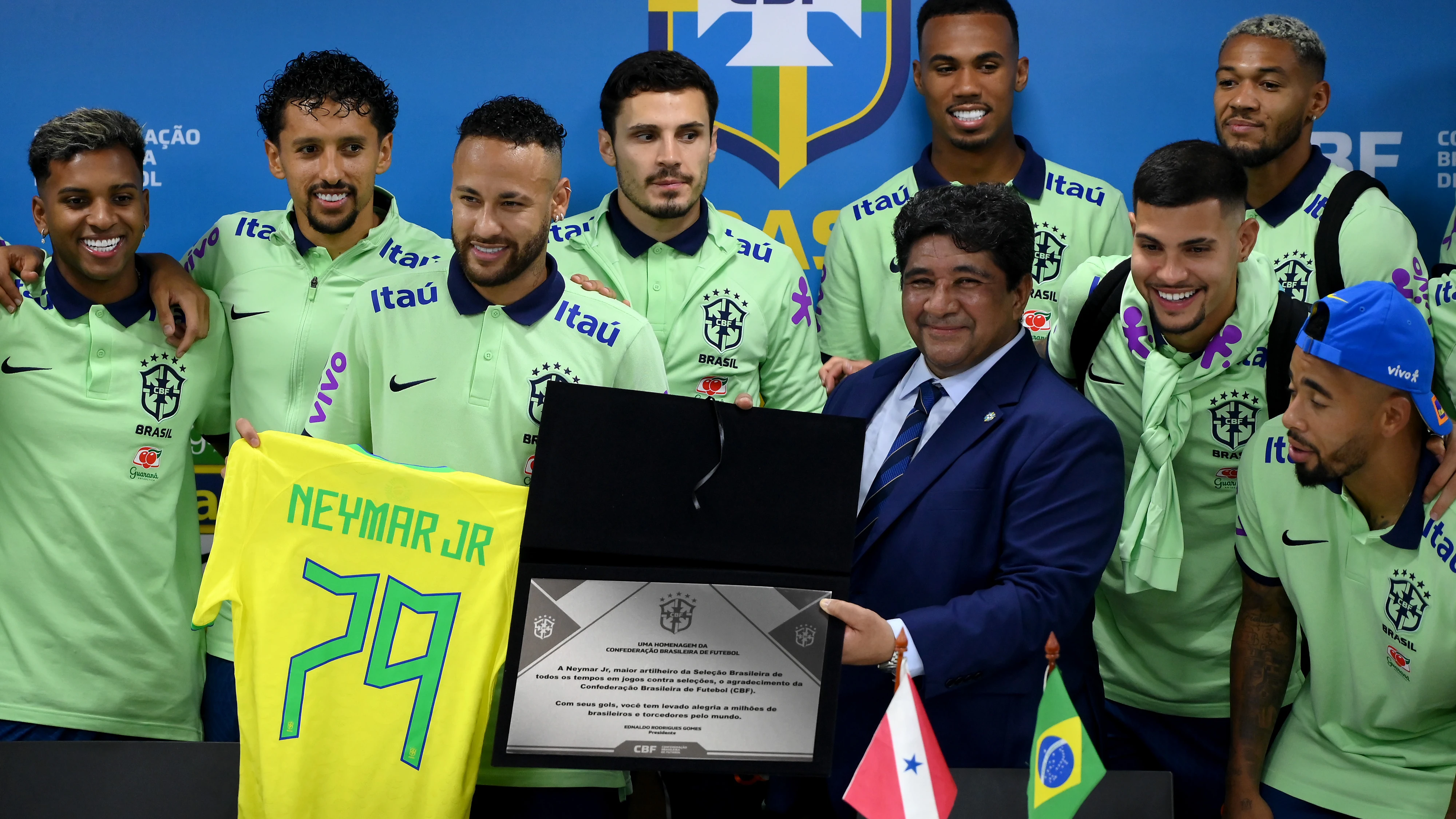 Neymar ya es leyenda despu&eacute;s de superar a Pel&eacute; con Brasil
