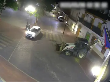 Cinco personas revientan con una excavadora dos cajeros automáticos en Toledo Cinco personas revientan con una excavadora dos cajeros automáticos en Toledo