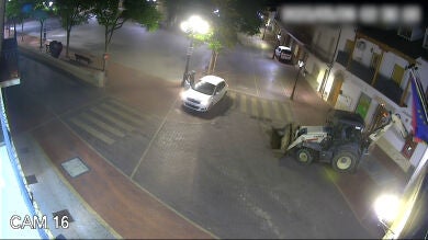 Detenido un grupo criminal por reventar dos cajeros automáticos con una excavadora en Toledo