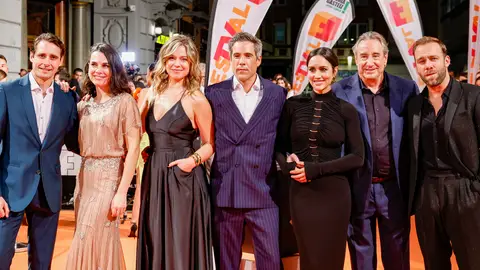 El elenco de Entre Tierras en la alfombra naranja del FesTVal de Vitoria EN LA PREMIERE