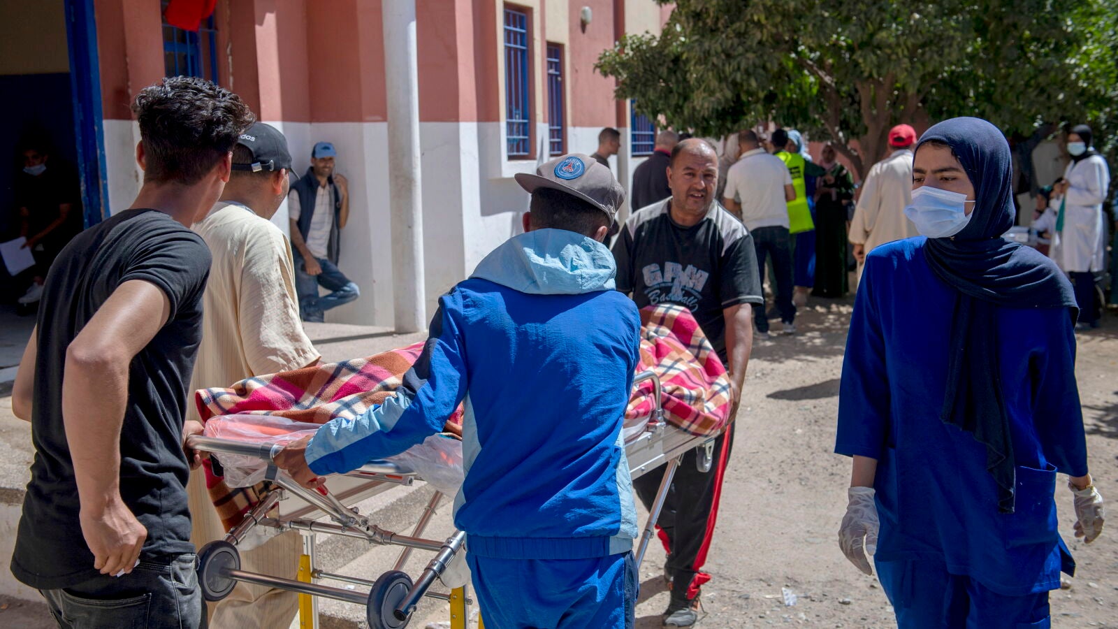 Marruecos entierra a sus muertos mientras se buscan supervivientes: 