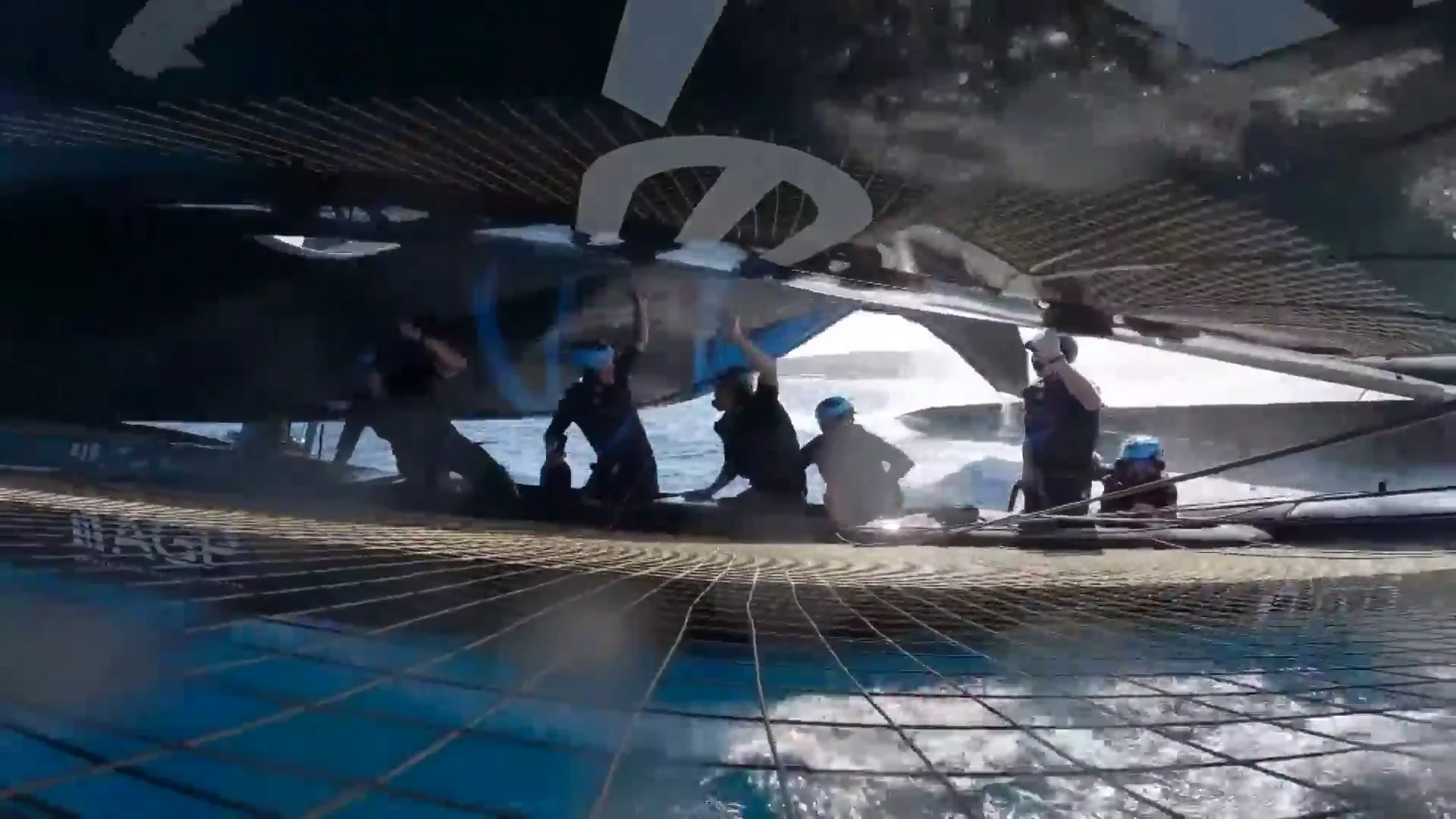 Una vela se parte por la mitad y casi aplasta a la tripulación en la SailGP Una vela se parte por la mitad y casi aplasta a la tripulación en la SailGP