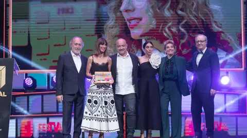 El equipo de Amar es para siempre recogiendo su premio en el FesTVal El equipo de Amar es para siempre recogiendo su premio en el FesTVal